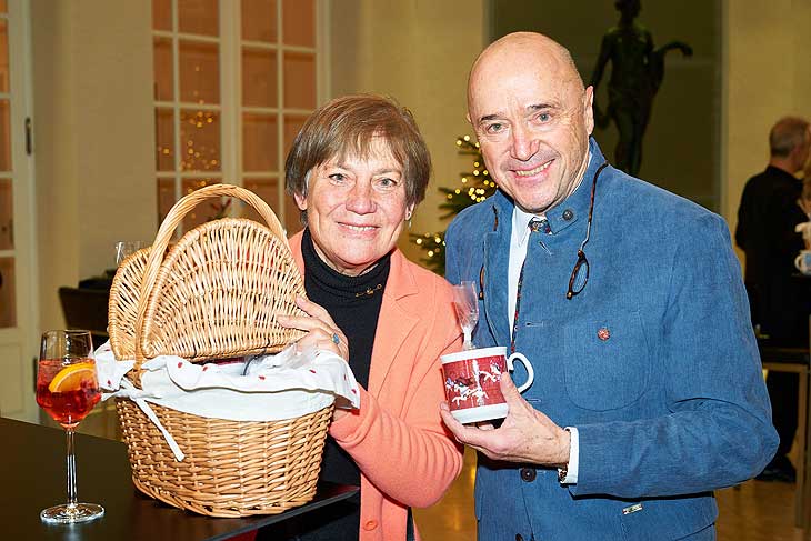 Rosi Mittermaier, Christian Neureuther beim 26. Advents- Benefizkonzert im Cuvill&eacute;s Theater am 13. Dezember 2021 am 13. Dezember 2021 (&copy;FFoto: Jens Hartmann/BMW )